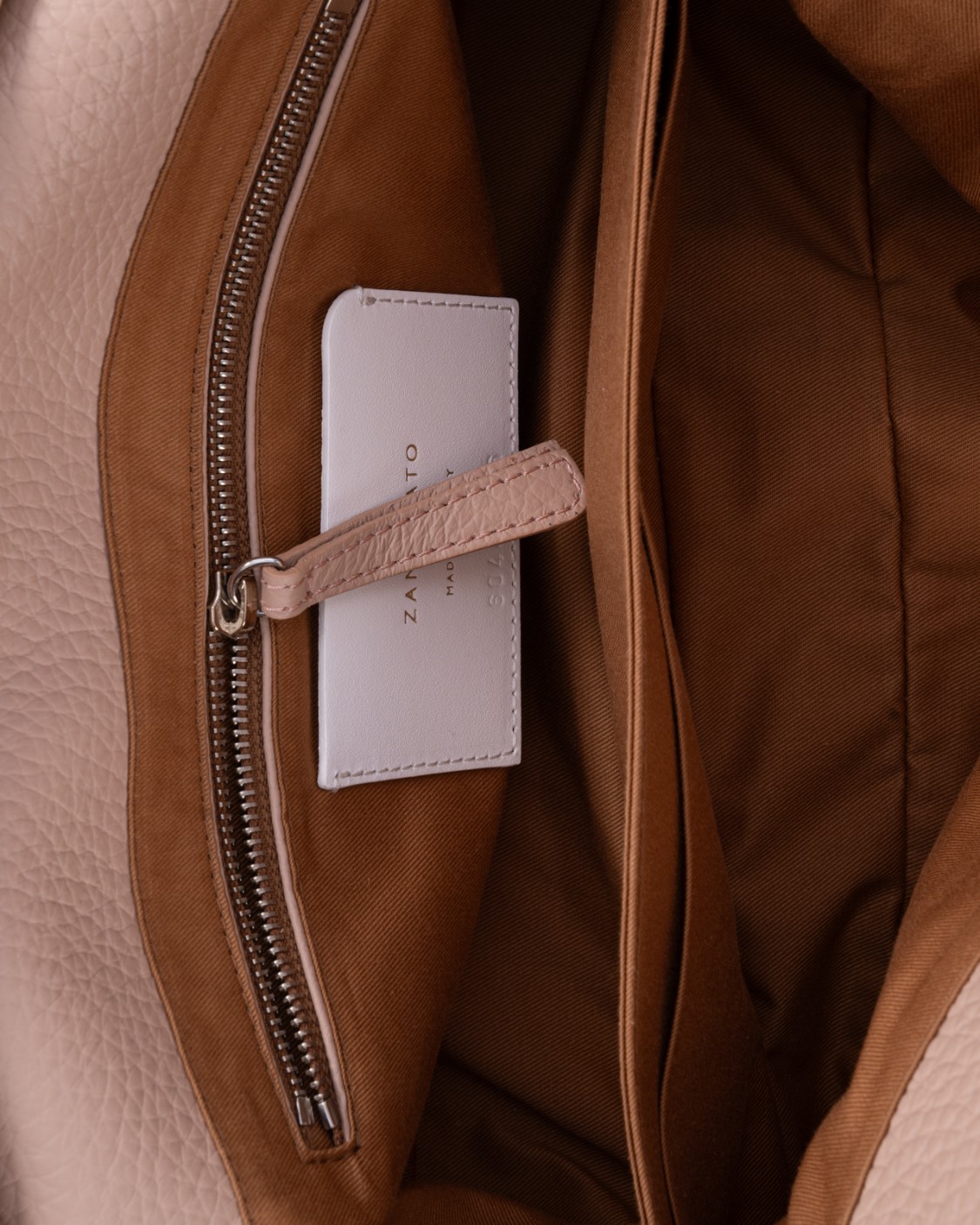 shop ZANELLATO  Borsa: Zanellato borsa "Dotta" small in pelle martellata.
Chiusura roll-top magnetica e nastrini tubolari con fibbia twist-lock.
Tracolla regolabile e removibile.
Tasca interna.
Dimensioni: Larghezza 32 cm, altezza 17 cm, profondità 15,5 cm, luce del manico 16 cm.
Composizione: 100% pelle di vitello.
Made in Italy.. 068750 S 1120000-Z0855 number 441590